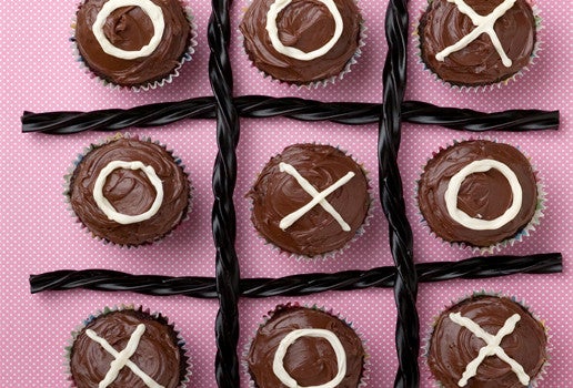 Naughts and crosses cupcakes
