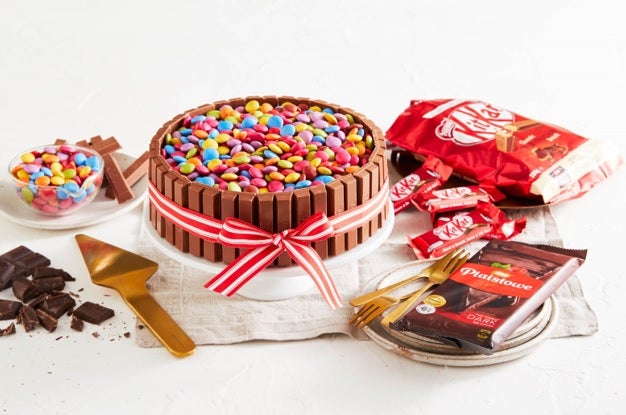 Super Easy KITKAT Party Cake