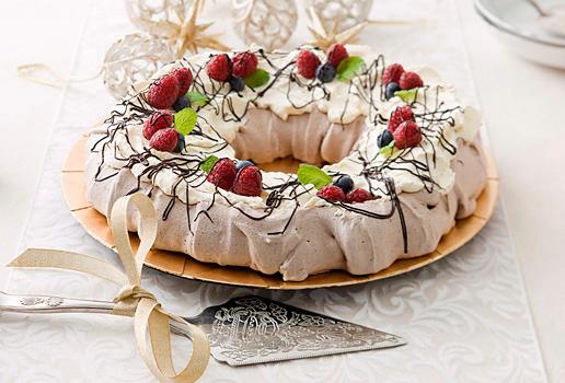 Chocolate Pavlova Wreath