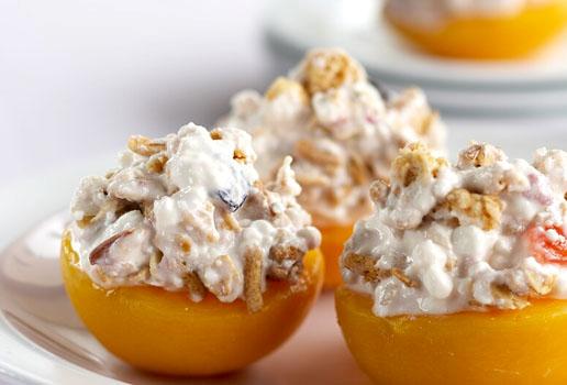 Peaches with Crunchy Muesli and Strawberry Cream