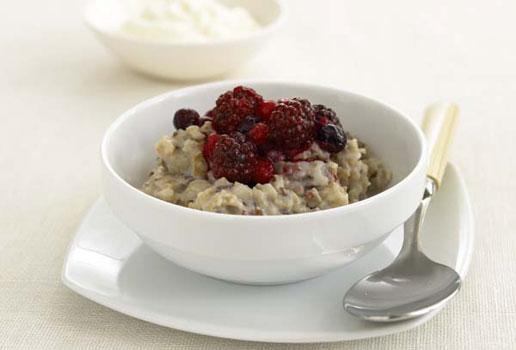 Quinoa Porridge with Banana, Raisins and Pistachio